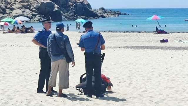 Controlli dei carabinieri sugli ambulanti nelle spiagge del sud Sardegna: tutti regolari 