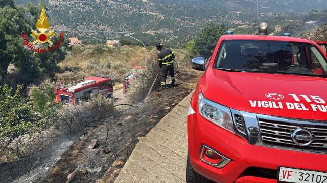 Incendio a Preda Istrada, paura per le case: operazioni di bonifica in corso