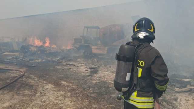 Incendio nella zona industriale di Dolianova: capannoni in fiamme a Bardella
