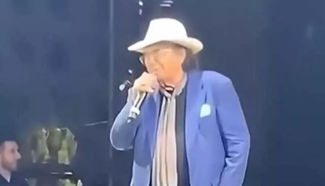 Carbonia, donna sviene e Albano tenta di svegliarla con un acuto: 