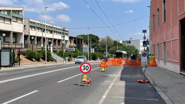 Cagliari potenzia la sicurezza dei pedoni: nuove strisce rialzate nelle zone scolastiche e ad alto rischio