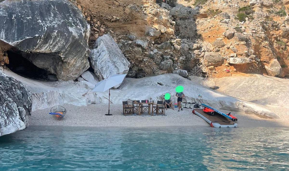 Cala Goloritzè, arrivano con lo yacht e occupano la spiaggia con tavolo e sedie: intervengono i vigilanti