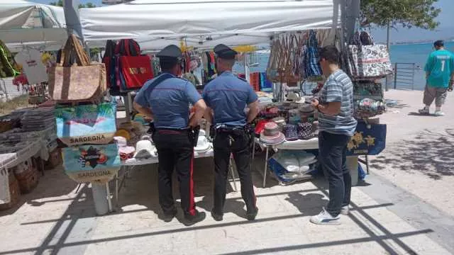 Blitz dei Nas al Poetto, sequestrati i magazzini di due chioschi: ragnatele, scaffali arrugginiti e sporcizia