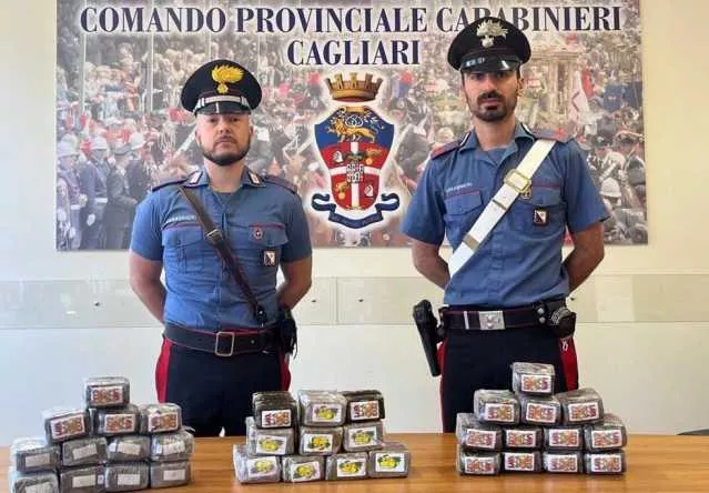Cagliari, droga negli hub di spedizione: scoperto nuovo pacco con 170 panetti di hashish 
