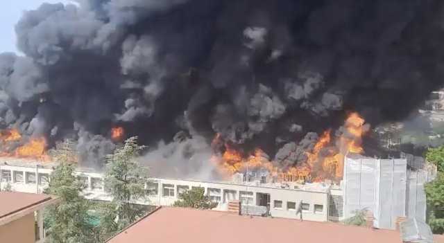 Grosso incendio all'Università della Tuscia a Viterbo: tetto crollato, evacuati gli studenti