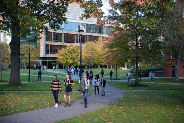 Harvard, Trump vieta i visti agli studenti stranieri: 