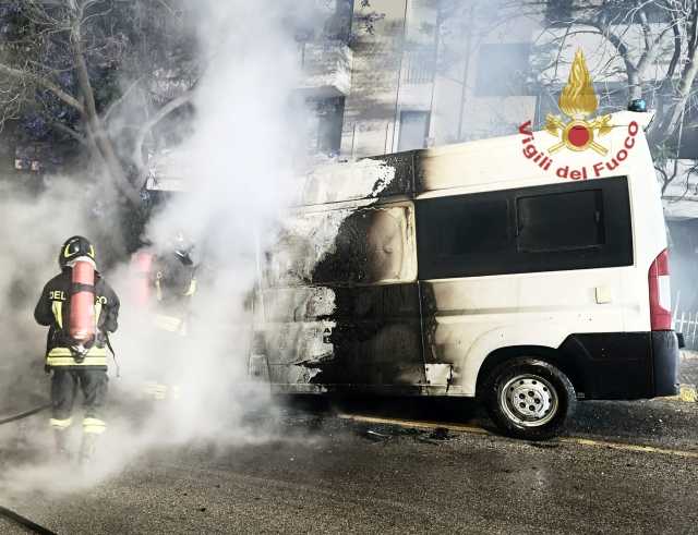 Due ambulanze in sosta bruciate da due roghi a Cagliari e Quartucciu: vigili del fuoco al lavoro