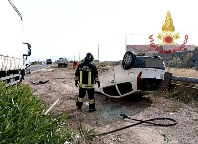 Incidente a Sant'Antioco: scontro fra un camion e due auto, una si ribalta