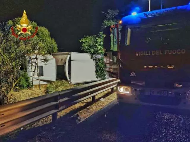 Incidente sulla statale 131: camion si ribalta ed esce fuori strada, conducente ferito