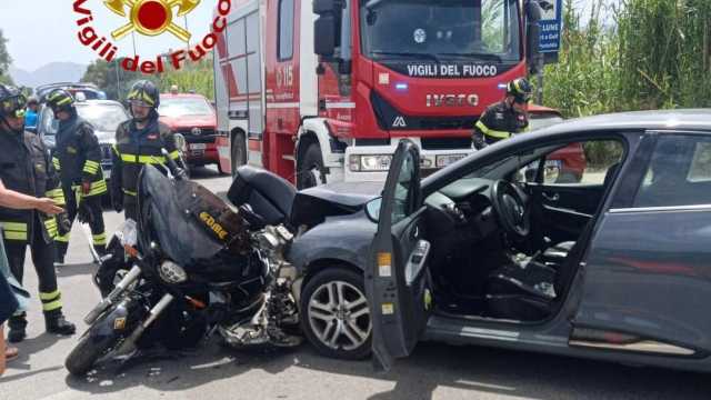 San Teodoro, scontro frontale fra auto e moto sulla 125: centauro ferito