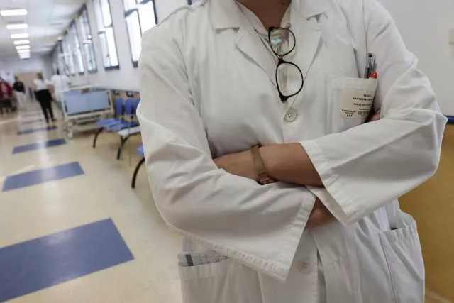 Rientro in servizio dei medici in pensione, la consulta boccia il Governo: 