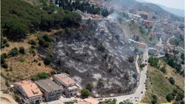 Fuoco in Sardegna, 36 incendi in una sola giornata: 9 gli interventi aerei