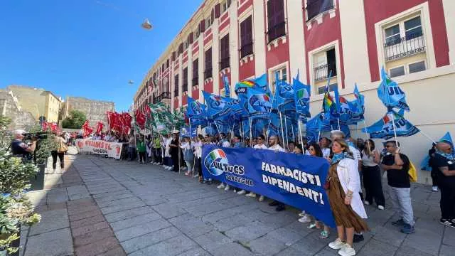La rabbia dei farmacisti sardi in piazza a Cagliari: 