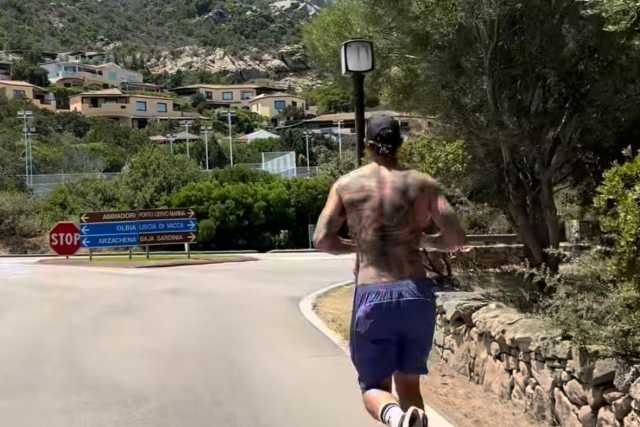 Porto Cervo, Theo Hernandez si allena sotto il sole in Sardegna