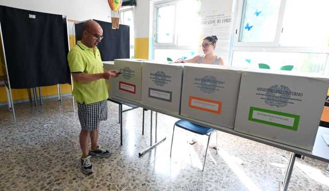 Referendum, riaperte le urne ma il quorum è lontano: astensione record al sud e nelle Isole 