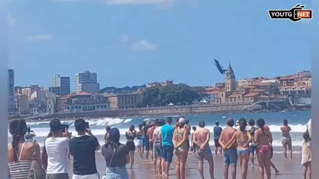 Caccia dell'Aeronautica militare spagnola rischia lo schianto durante un'esibizione: paura a Gijon 