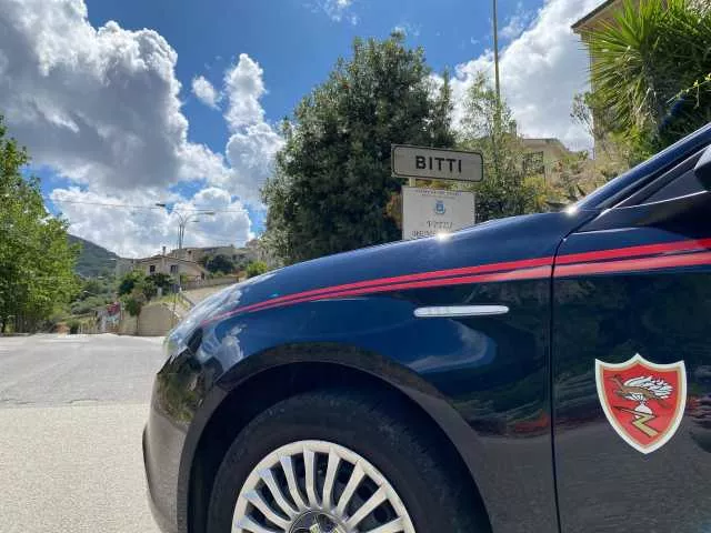 Auto dei barracelli rubata a Bitti: ladro incastrato dalle telecamere e da una maschera di carnevale