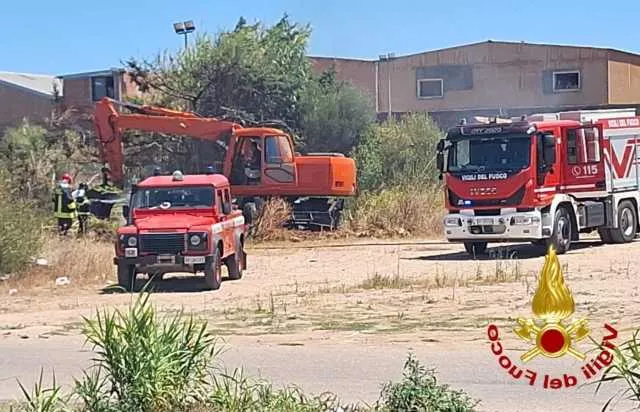La Maddalena, fiamme di nuovo accese: paura per un'azienda già colpita ieri dal rogo