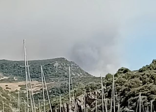 Grosso incendio nelle campagne di Sedini: paura per alcune aziende agricole (VIDEO)