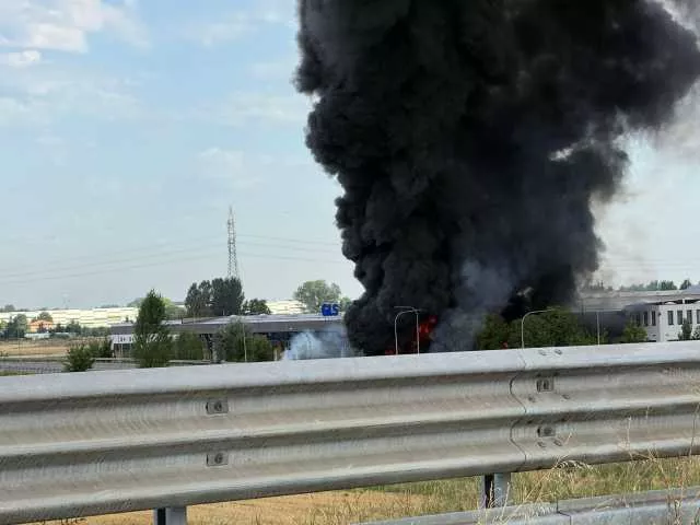 Autoocisterna di gpl esce di strada ed esplode: morto il conducente, altri due feriti