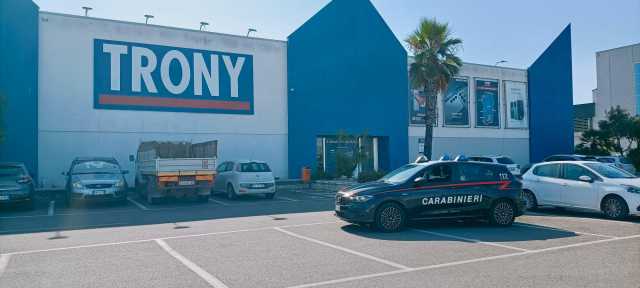 Sfondano una porta con il muletto e irrompono al Trony: ladri in azione a San Sperate