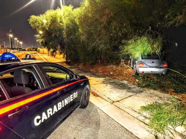 Guida ubriaco, scappa dai carabinieri e si chianta su un albero a Selargius: 33enne denunciato