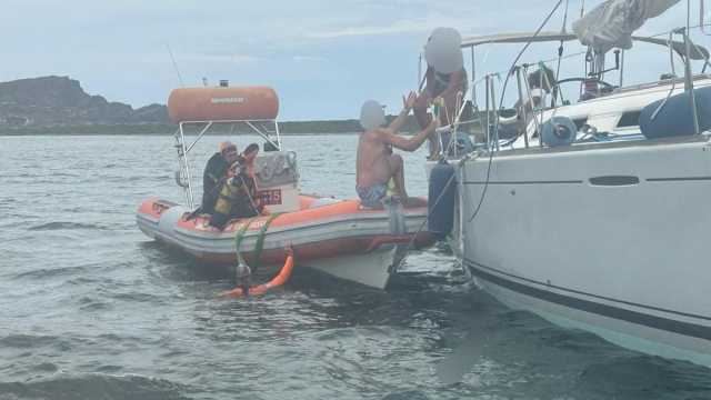 Salvataggio a Stintino, una barca rimane incastrata negli scogli: 5 persone in salvo