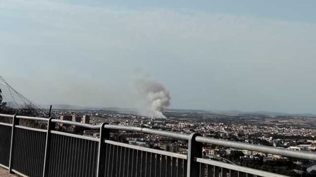 Monserrato, grosso incendio vicino al Policlinico: colonna di fumo enorme