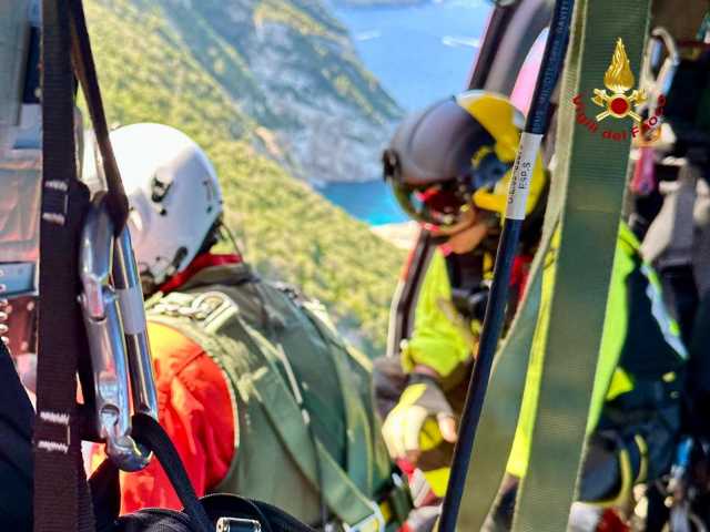 Si perde a Cala Mariolu: escursionista 21enne salvata in volo (VIDEO) 