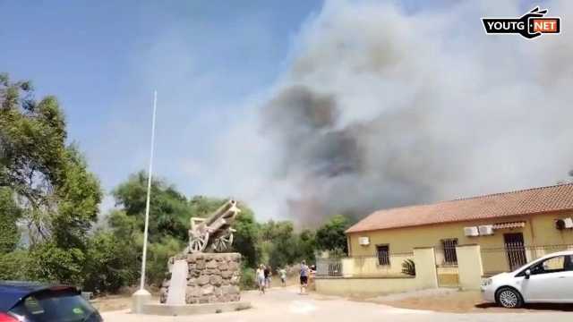 Incendio a Carbonia, le fiamme minacciano le case a Bacu Abis (video)