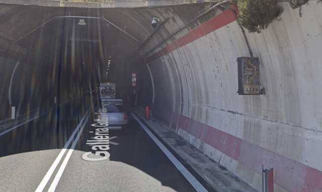Scontro frontale in galleria sulla 125 Var: traffico bloccato, statale chiusa