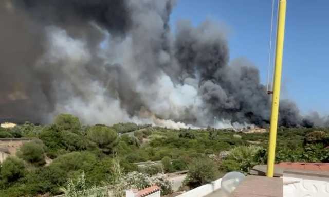 Paura a Carbonia per un grosso incendio: le fiamme minacciano le case (Video)