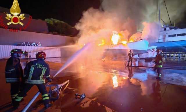 Incendio nel cantiere nautico a Olbia: catamarano distrutto dalle fiamme (Video)