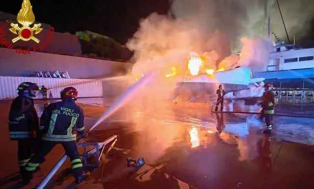 Incendio nel cantiere nautico a Olbia: catamarano distrutto dalle fiamme (Video)