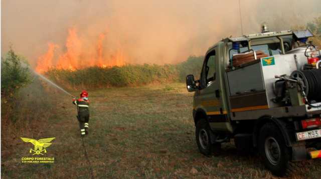Ancora incendi in Sardegna: 13 roghi oggi, in volo gli elicotteri del Corpo forestale