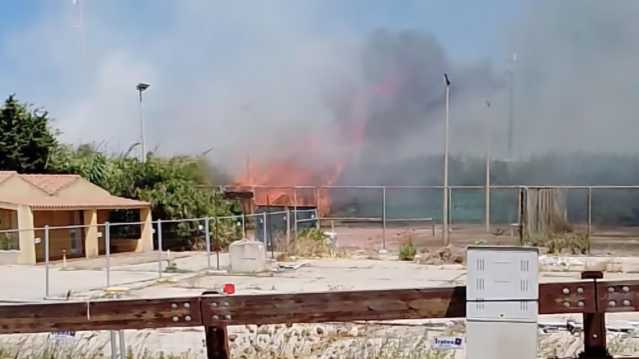 Incendio a La Maddalena, le fiamme minacciano le case: scattano le evacuazioni (Video)