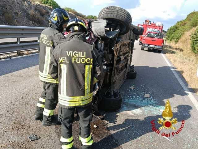 Incidente sulla 131 Dcn, due auto coinvolte: feriti portati in ospedale 