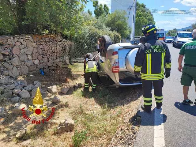 San Teodoro, perde il controllo dell'auto e si ribalta: intervengono i vigili del fuoco