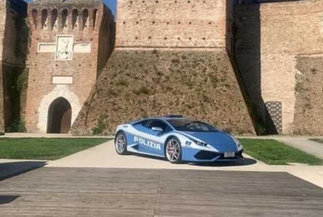 Cagliari, in piazza del Carmine stasera arriva la Lamborghini Huracan della polizia di Stato