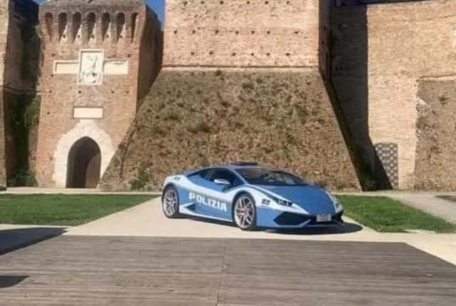Cagliari, in piazza del Carmine stasera arriva la Lamborghini Huracan della polizia di Stato