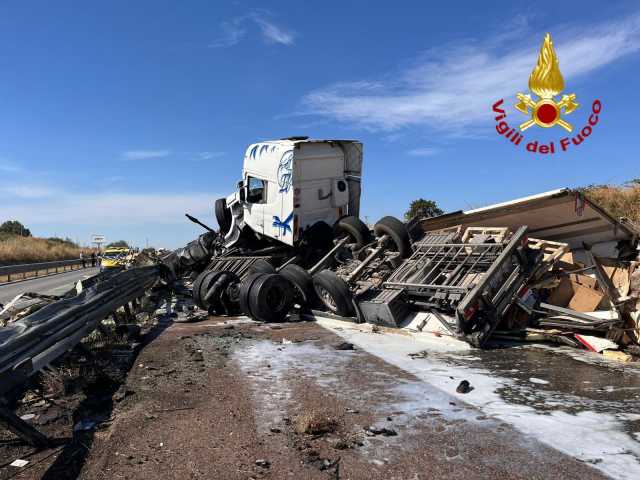Grave incidente sulla 131 a Macomer: autoarticolato si ribalta, gravissimo il conducente