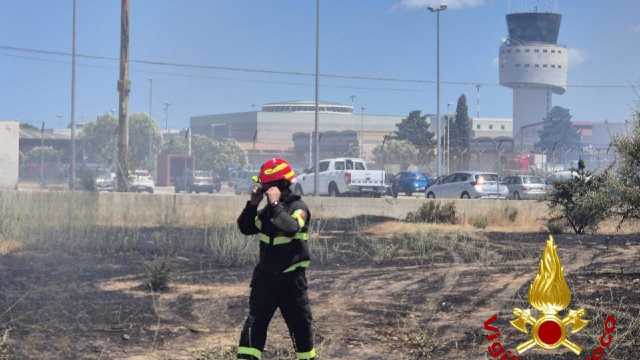 Vasto incendio a Olbia, le fiamme minacciano anche l'aeroporto