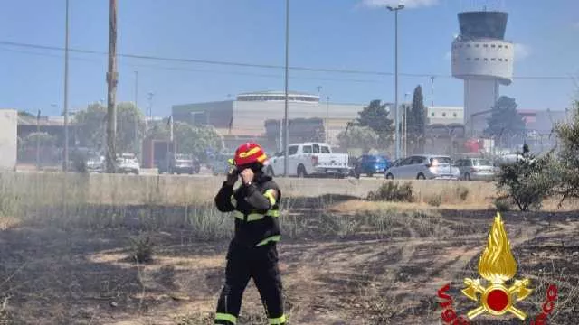 Vasto incendio a Olbia, le fiamme minacciano anche l'aeroporto: voli dirottati e ritardi
