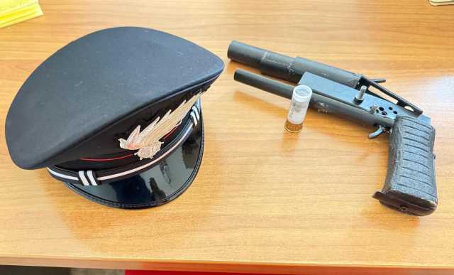 Carbonia, in giro nella notte con una pistola artigianale: arrestato ventenne