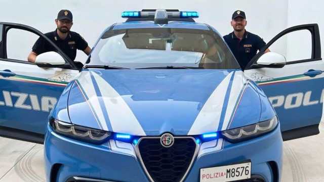 Cagliari, due poliziotti salvano un passante in crisi respiratoria: l'elogio del ministro Piantedosi