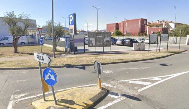 Pula, sfondano la vetrata del supermercato con un'auto rubata ma fuggono a mani vuote: caccia ai ladri