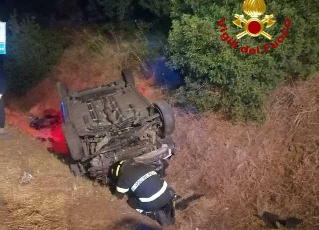 Perde il controllo dell'auto e si ribalta finendo fuori strada: l'incidente sulla 131 Dcn