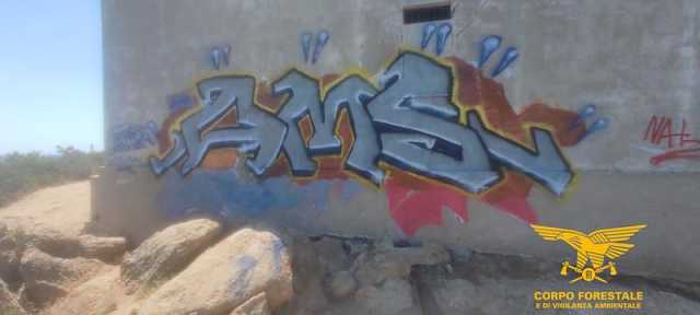Deturpano con i graffiti il faro di Capo Ferrato a Muravera: denunciati 2 giovani svizzeri
