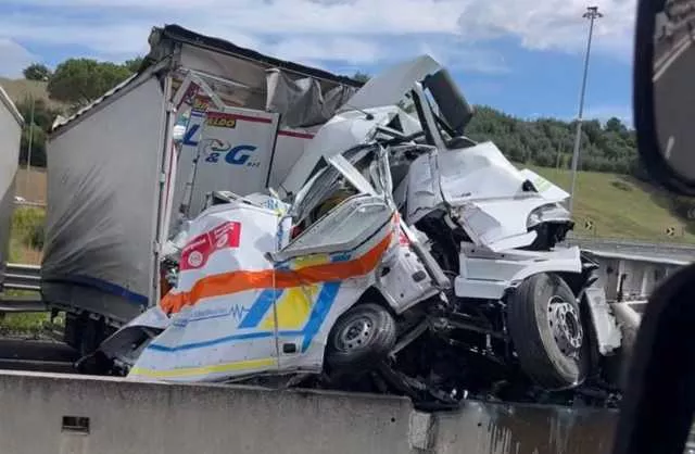 Terribile schianto sulla A1: tir travolge più mezzi e un'ambulanza, ci sono tre morti