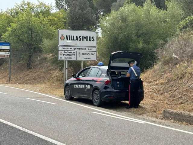 Villasimius, ruba souvenir in argento e scappa: arrestato 41enne